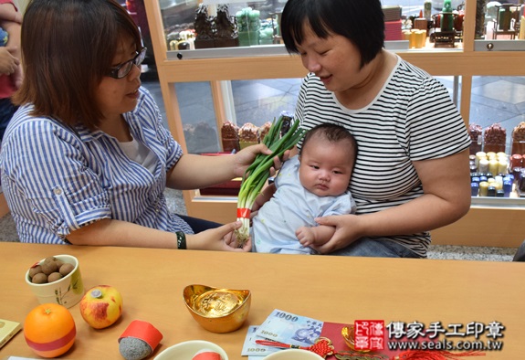 邱寶寶(台中北區嬰兒寶寶滿月剃頭理髮、免費嬰兒剃胎毛儀式吉祥話)。中國風會場，爸媽寶貝免費穿「日中韓」古裝禮服。專業拍照、DVD光碟、證書。★購買「臍帶章、肚臍章、胎毛筆刷印章」贈送：剃頭、收涎、抓周，三選一。 2015.10.30 照片11